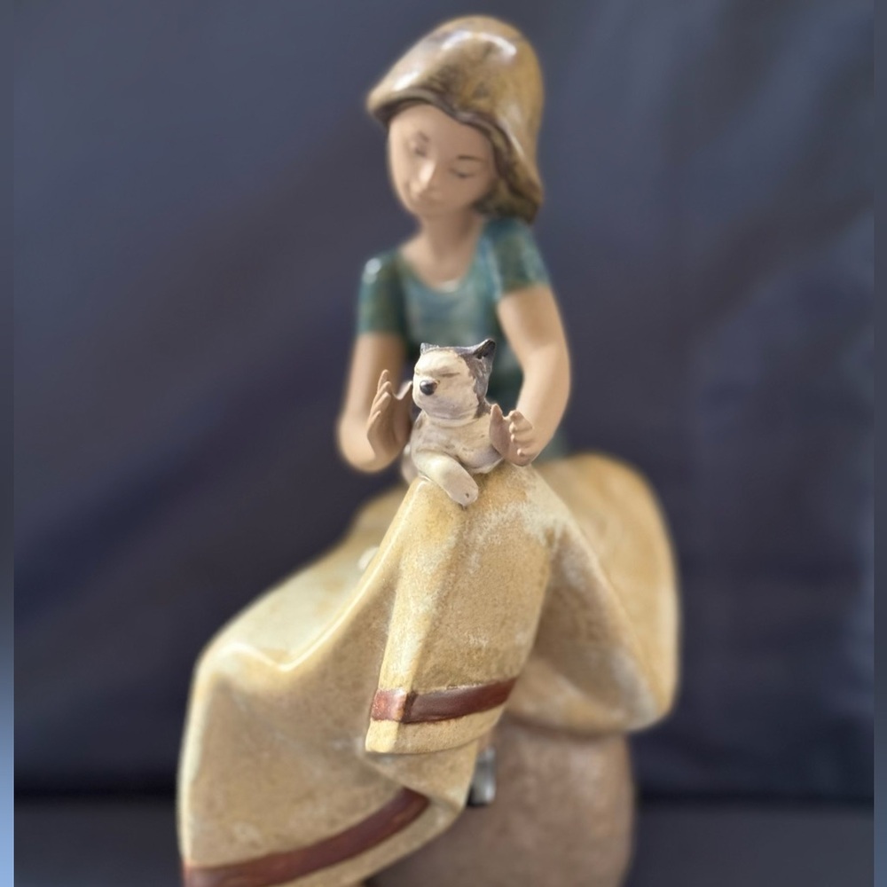 Lladro Repose Style 2169 Retired Piece in Gres Finish Lady with a Cat